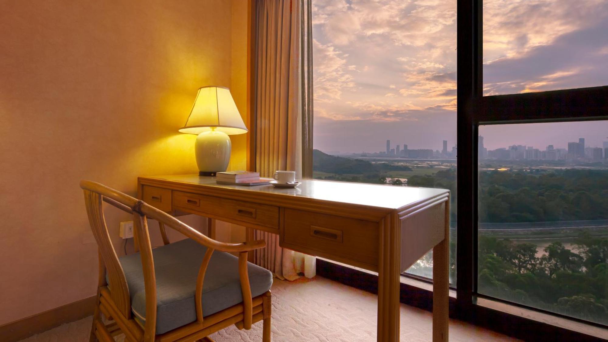 Felicity Hotel, Luohu Railway Station Отель 5*